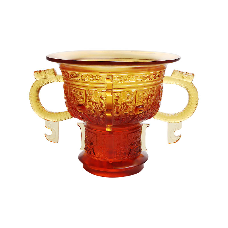 Seres Tripode cum dracone aures tractant et spinam exemplaris