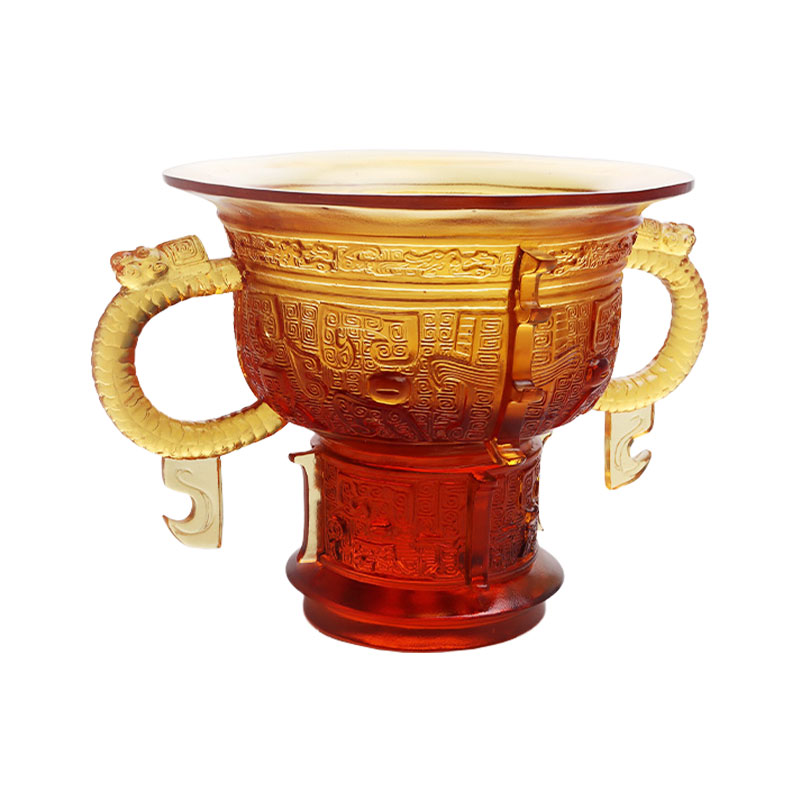 Seres Tripode cum dracone aures tractant et spinam exemplaris