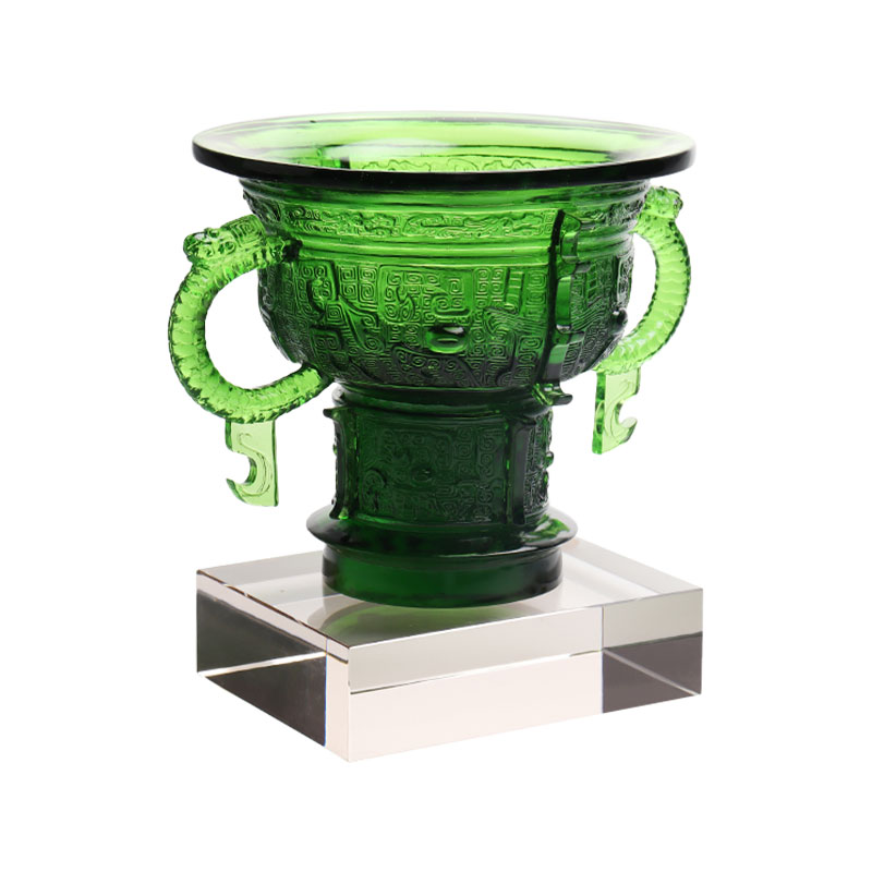 Seres Tripode cum dracone aures tractant et spinam exemplaris