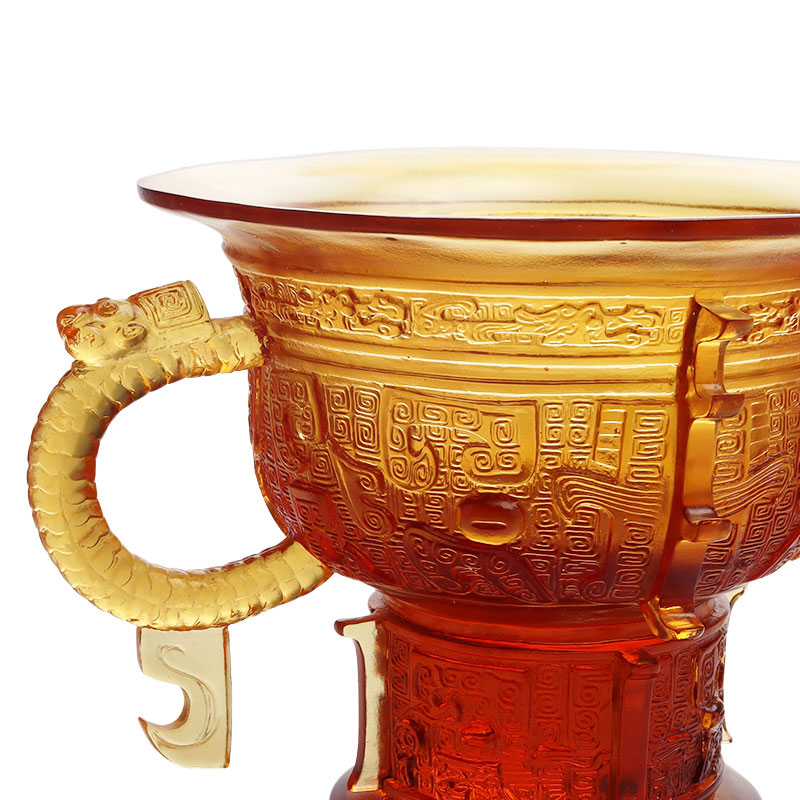 Seres Tripode cum dracone aures tractant et spinam exemplaris