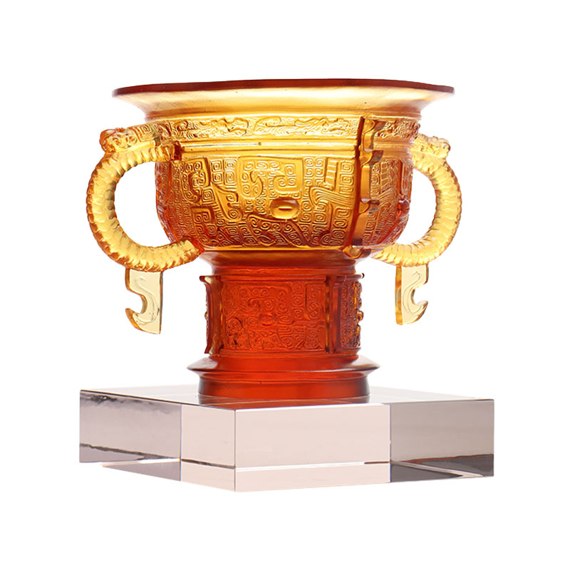 Seres Tripode cum dracone aures tractant et spinam exemplaris