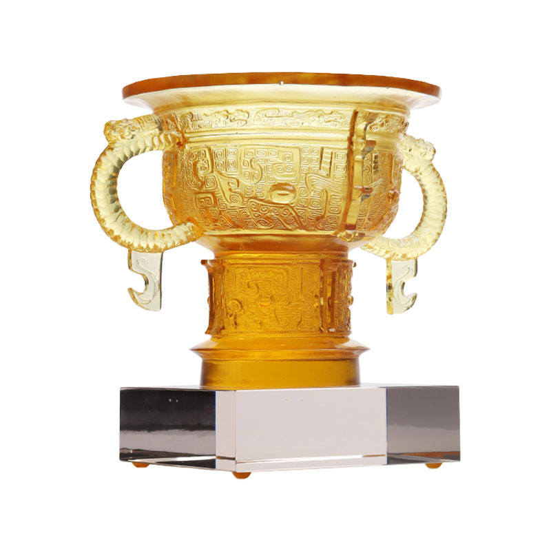 Seres Tripode cum dracone aures tractant et spinam exemplaris