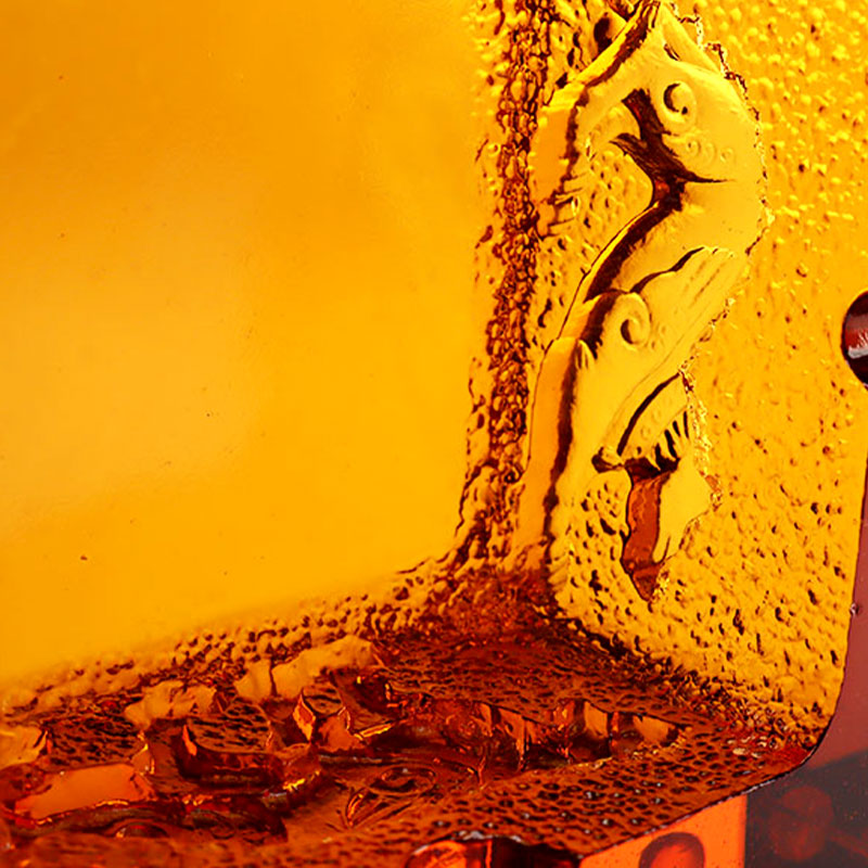 Red ashtray vitreum cum exquisitis toreumatis animalis exemplaria