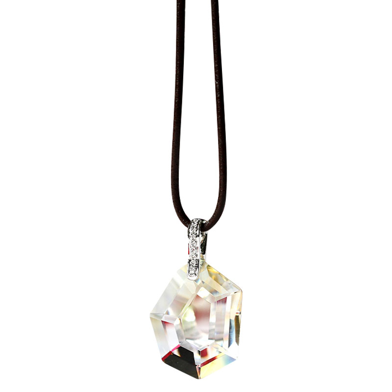 Monile argenteum cum vitreis appendentibus exemplar adscendens