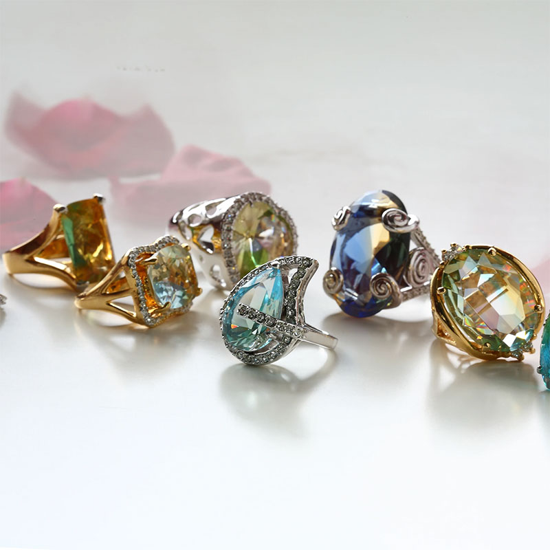 Anulus cum teardrop informibus cut vitreis