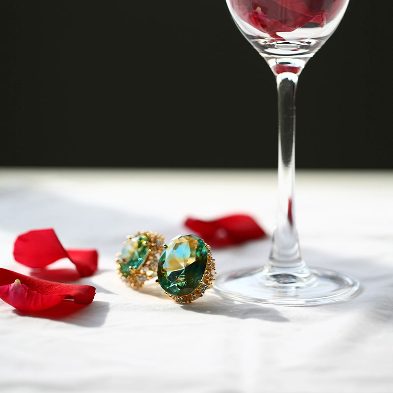 Inaures aureas vitreas cum aureis viridibus pads