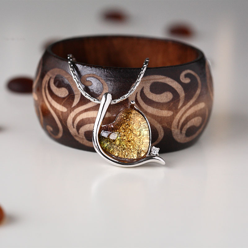 Bracteae vitreae cum appensionibus elegantissimi coloris argentei