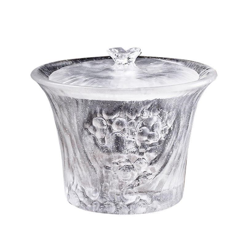 Patet tea pocula cum operculis