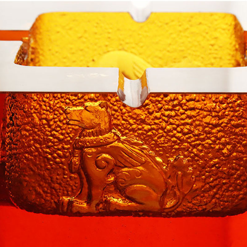 Red ashtray vitreum cum exquisitis toreumatis animalis exemplaria