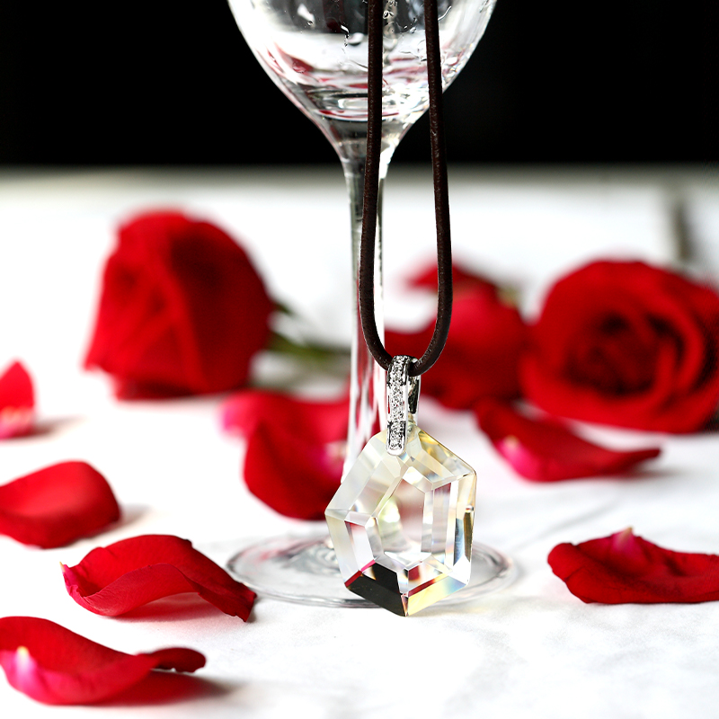 Monile argenteum cum vitreis appendentibus exemplar adscendens