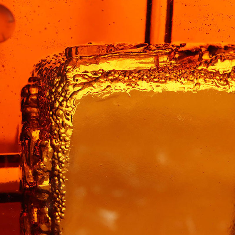 Red ashtray vitreum cum exquisitis toreumatis animalis exemplaria