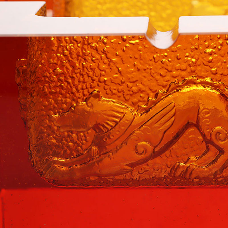 Red ashtray vitreum cum exquisitis toreumatis animalis exemplaria