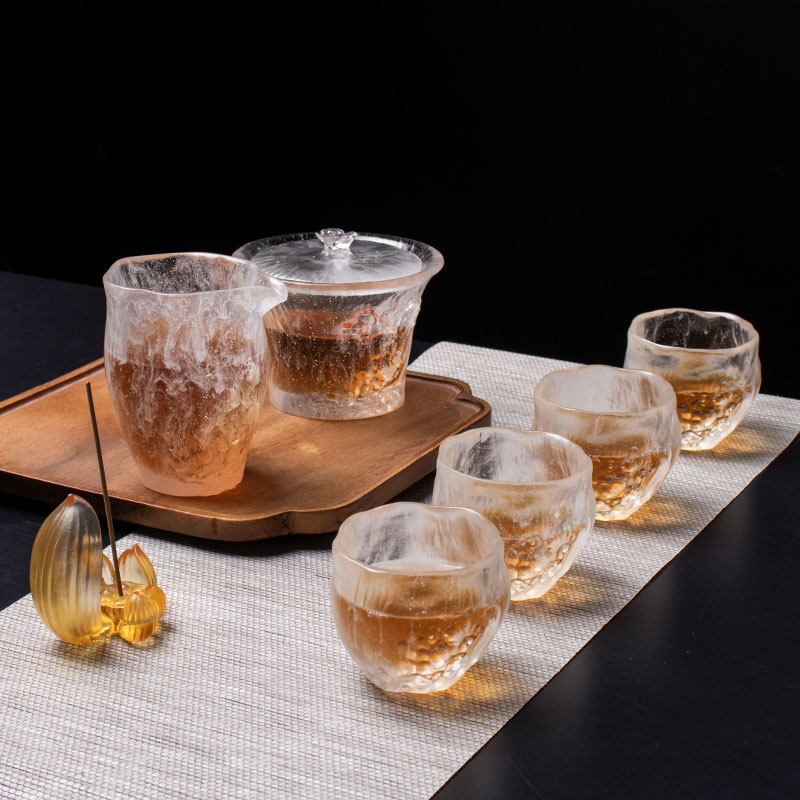 Patet tea pocula cum operculis