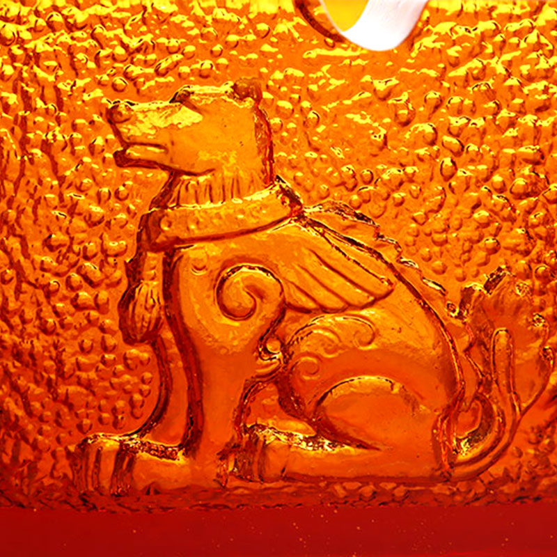 Red ashtray vitreum cum exquisitis toreumatis animalis exemplaria