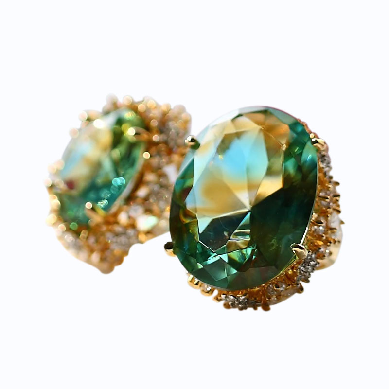 Inaures aureas vitreas cum aureis viridibus pads