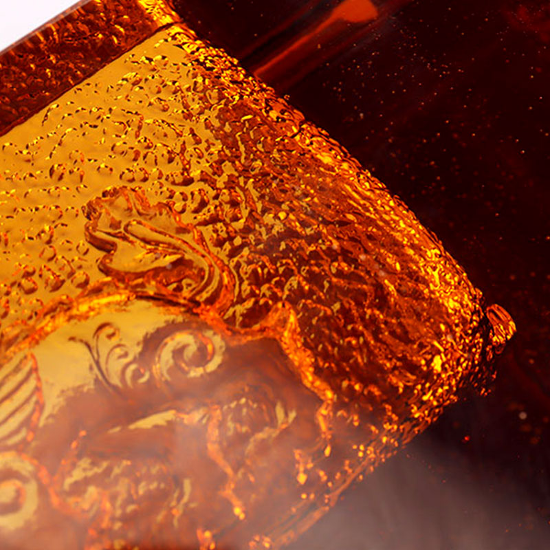 Red ashtray vitreum cum exquisitis toreumatis animalis exemplaria