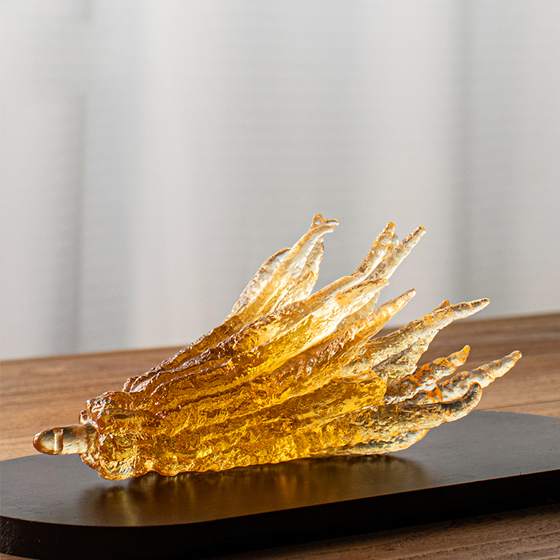 Manu informibus aurei coloris vitrei vitrei possessor