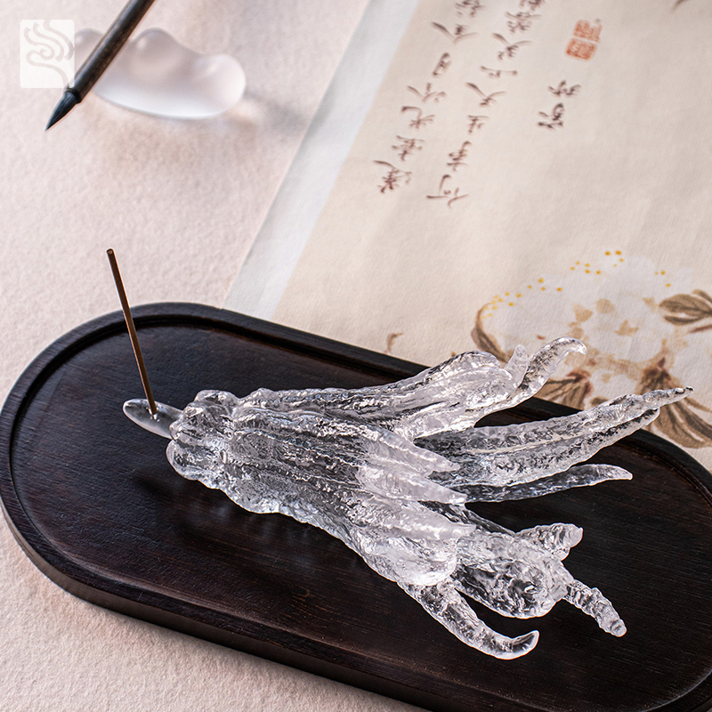 Manu informibus aurei coloris vitrei vitrei possessor