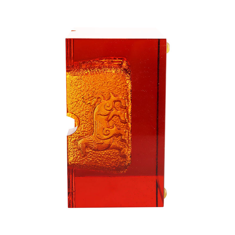 Red ashtray vitreum cum exquisitis toreumatis animalis exemplaria