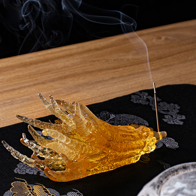 Manu informibus aurei coloris vitrei vitrei possessor