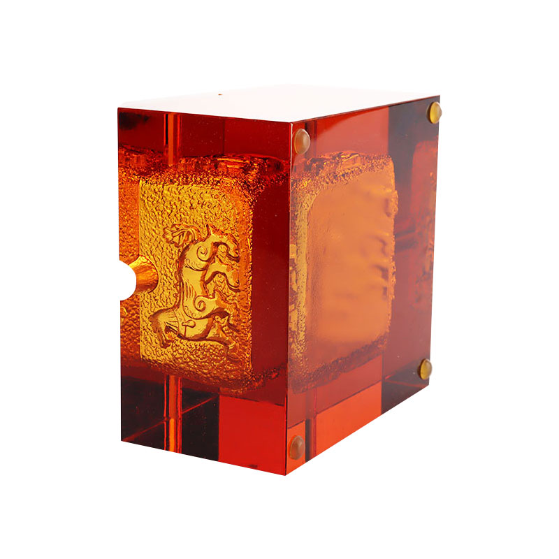 Red ashtray vitreum cum exquisitis toreumatis animalis exemplaria