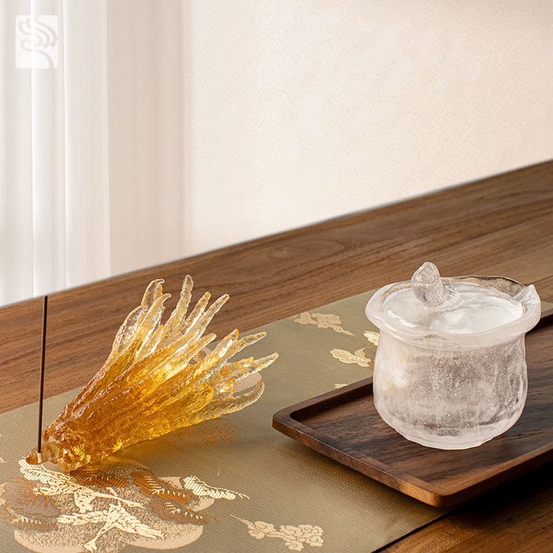 Manu informibus aurei coloris vitrei vitrei possessor