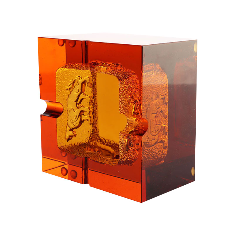 Red ashtray vitreum cum exquisitis toreumatis animalis exemplaria