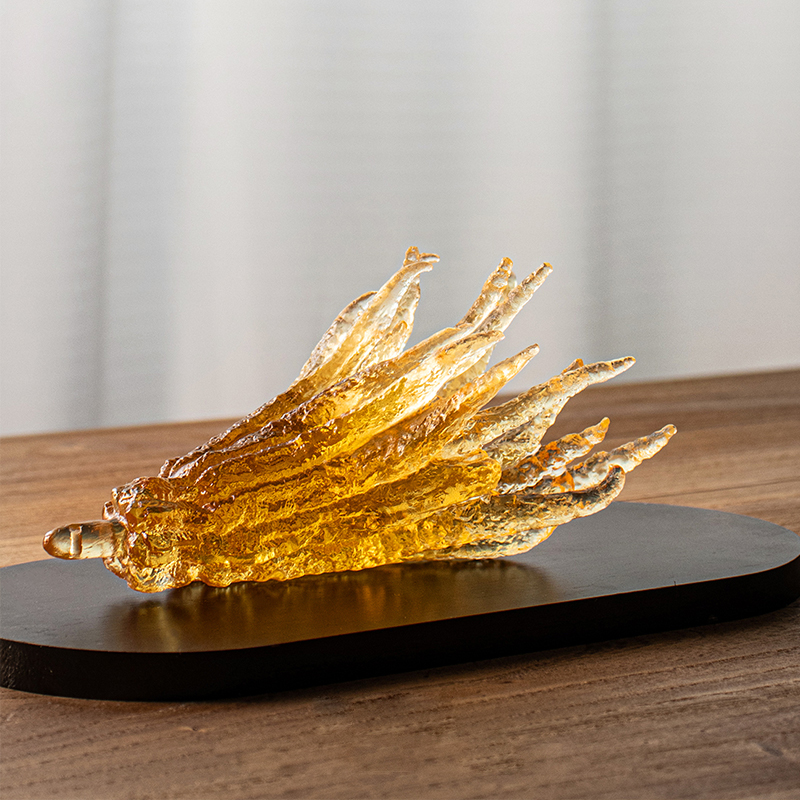 Manu informibus aurei coloris vitrei vitrei possessor