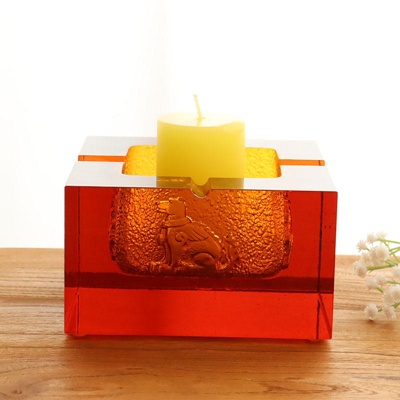 Red ashtray vitreum cum exquisitis toreumatis animalis exemplaria