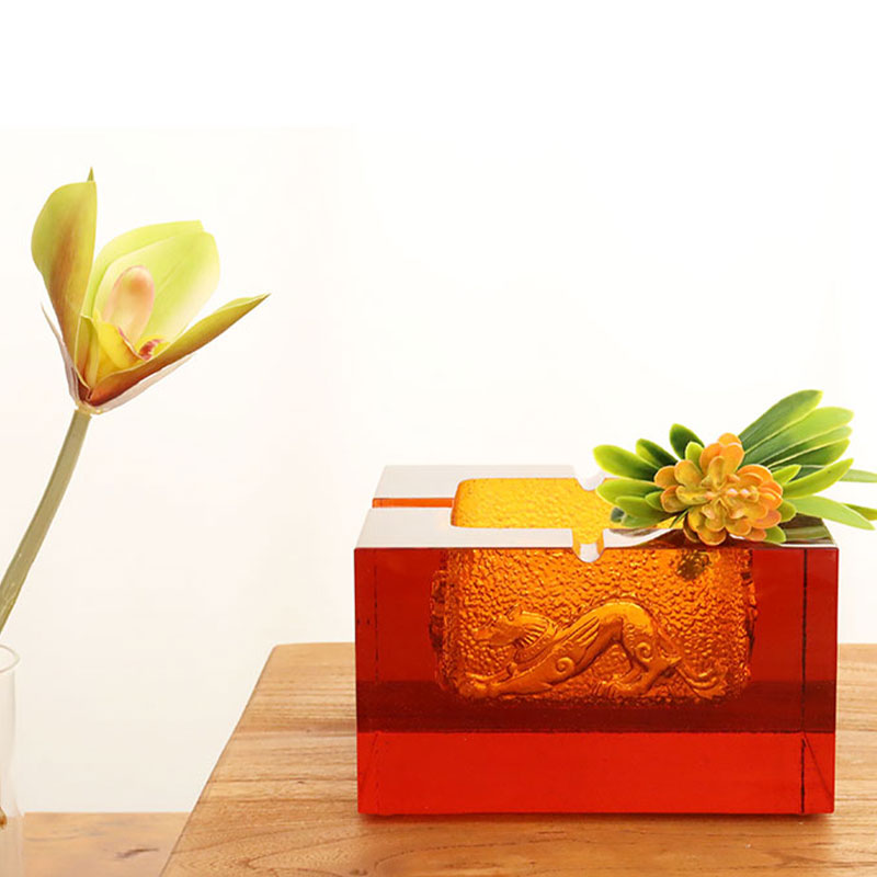 Red ashtray vitreum cum exquisitis toreumatis animalis exemplaria