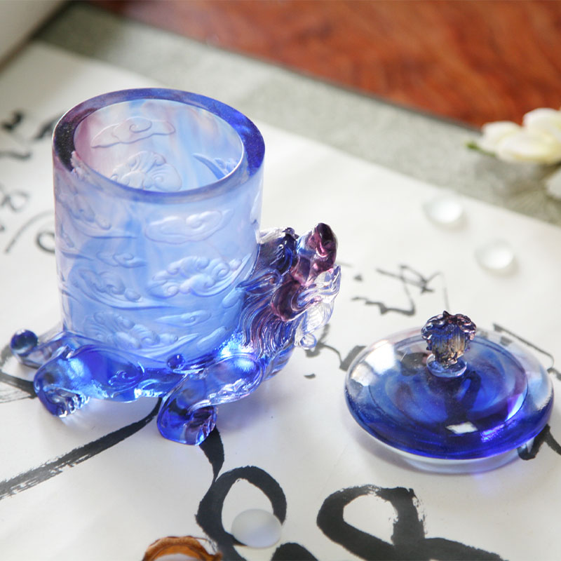 Calix vitreus vitreus cum operculo, bestia fabulosa basi