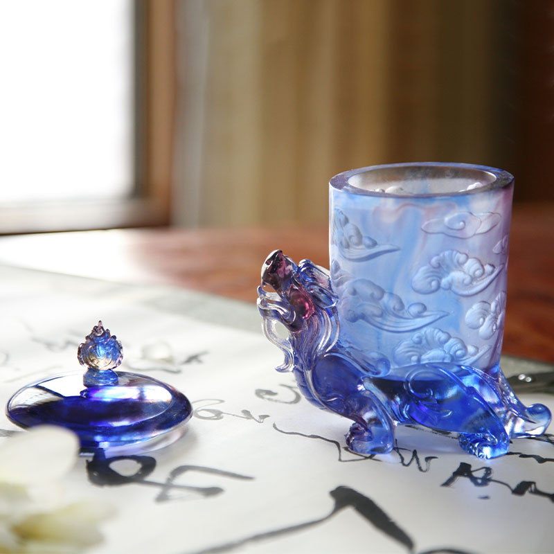 Calix vitreus vitreus cum operculo, bestia fabulosa basi