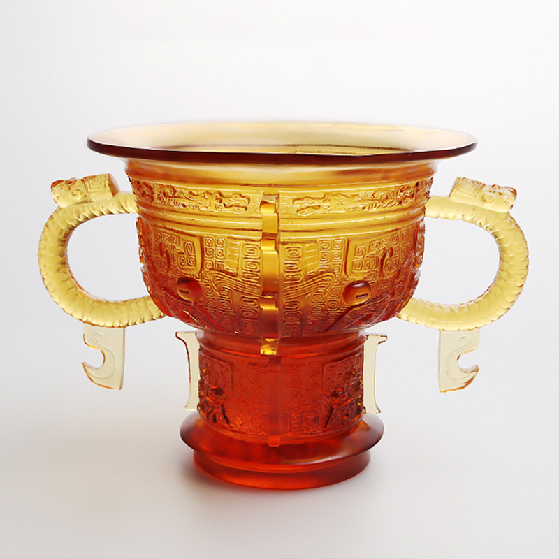 Seres Tripode cum dracone aures tractant et spinam exemplaris