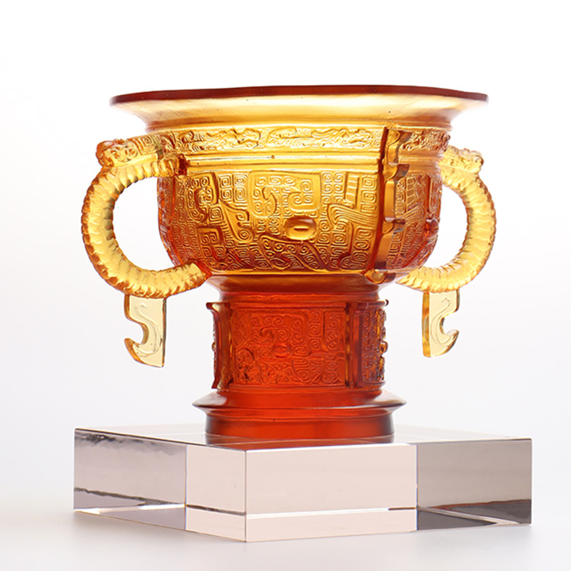 Seres Tripode cum dracone aures tractant et spinam exemplaris