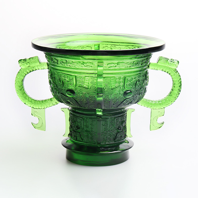 Seres Tripode cum dracone aures tractant et spinam exemplaris