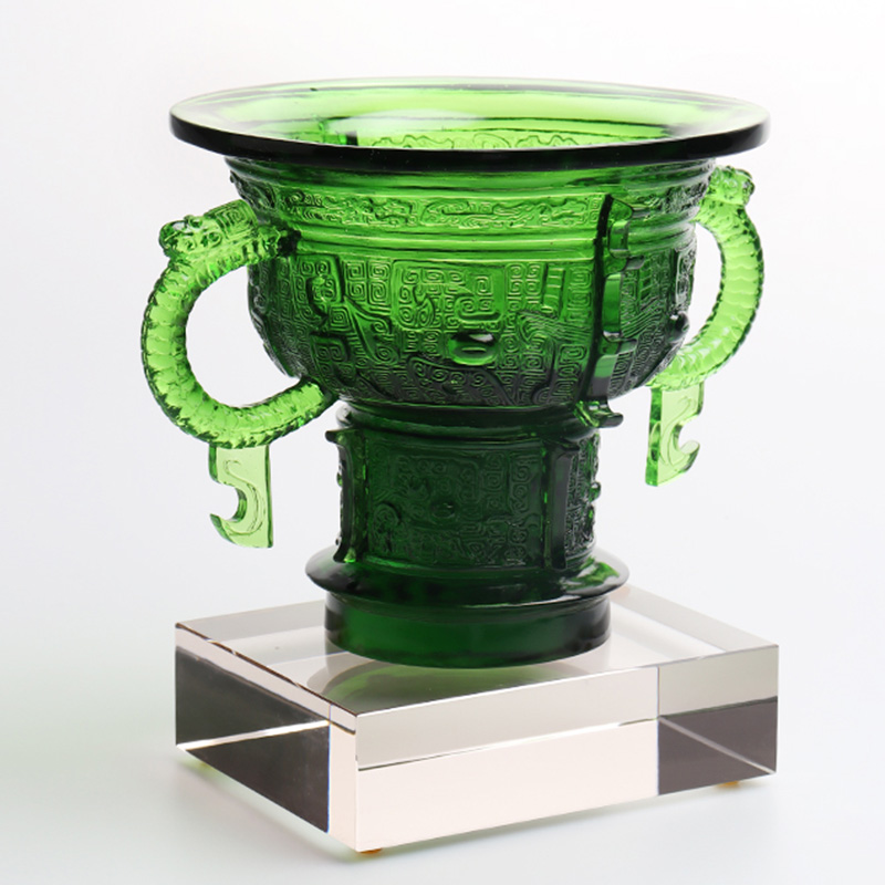 Seres Tripode cum dracone aures tractant et spinam exemplaris