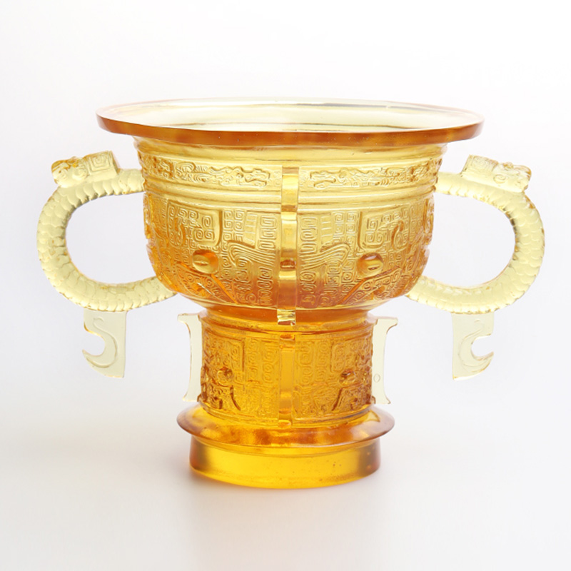 Seres Tripode cum dracone aures tractant et spinam exemplaris