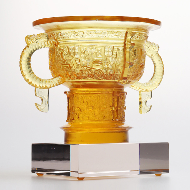 Seres Tripode cum dracone aures tractant et spinam exemplaris