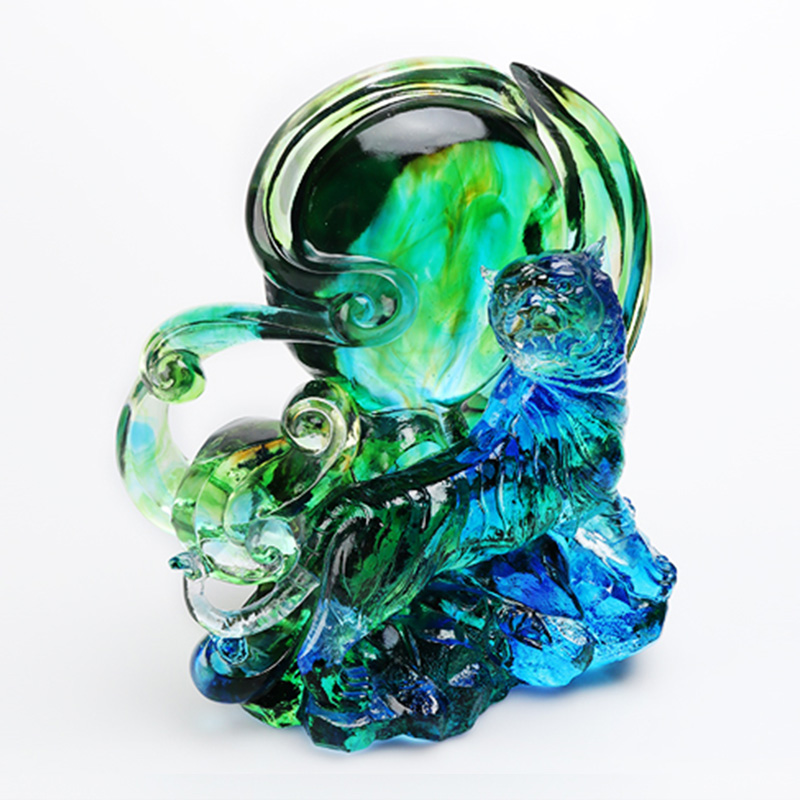 Ornamenta tigris vitri caeruleo-viridis pellucentia