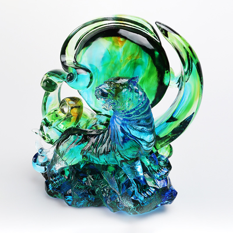 Ornamenta tigris vitri caeruleo-viridis pellucentia