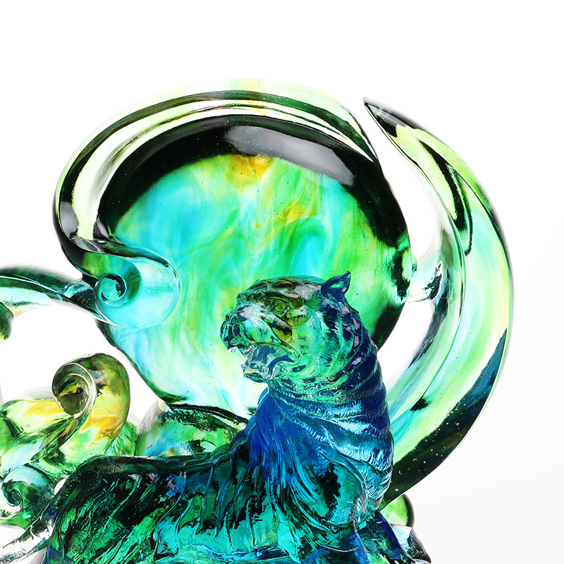 Ornamenta tigris vitri caeruleo-viridis pellucentia